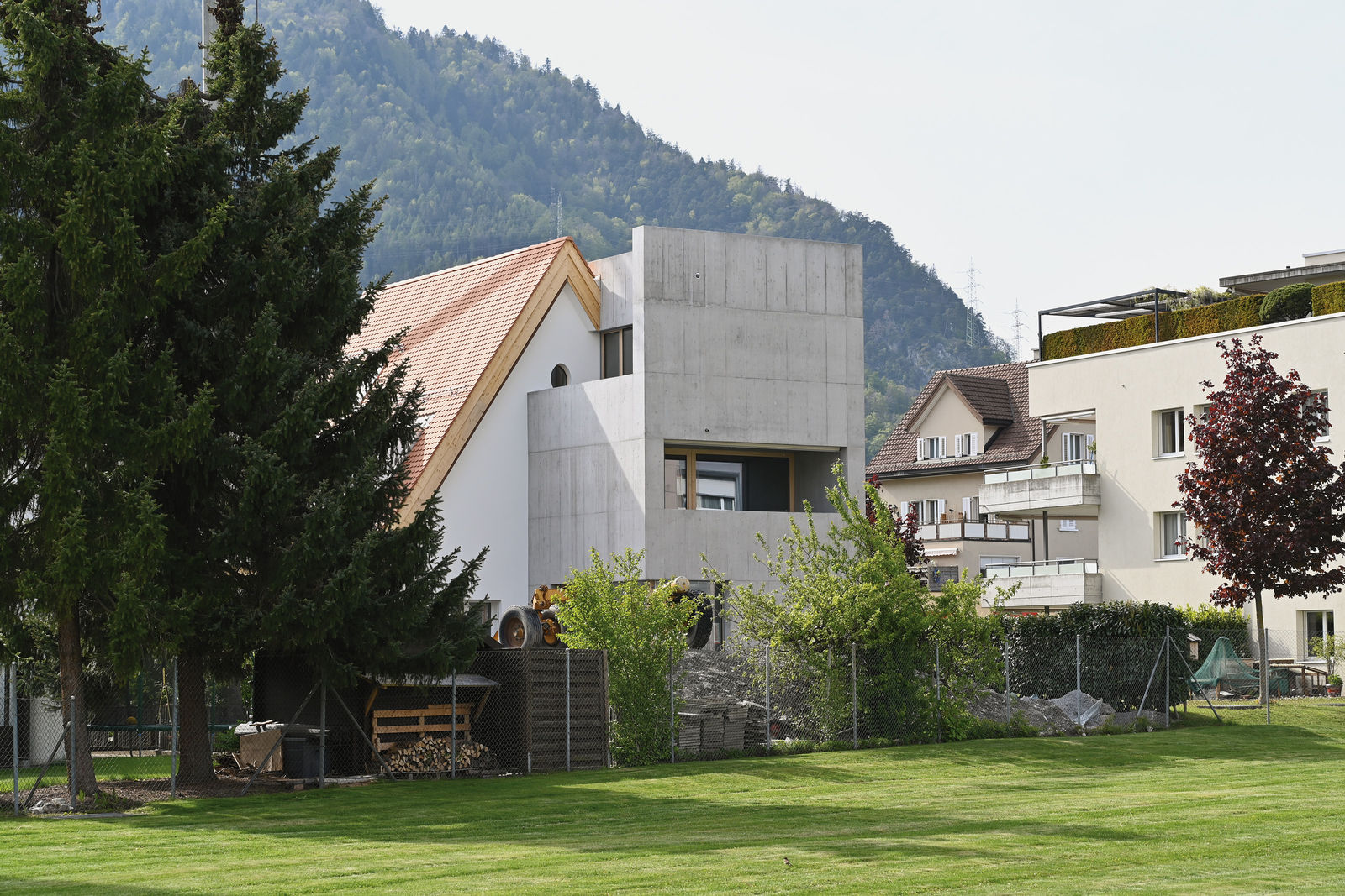 Verdichtetes Bauen schafft mehr Wohnraum. Die Brändli Gioia Architekten GmbH stellt das mit einem Anbau unter Beweis.