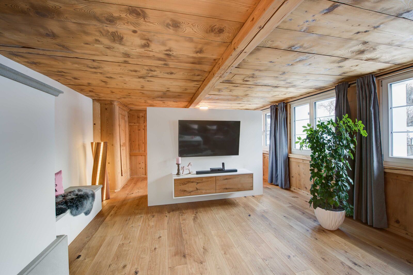 Wohnliche Atmoshäre nach dem Umbau: Holzvertäfelung, Decke und Einbauschränke sind saniert und mit modernem Innenausbau kombiniert.
