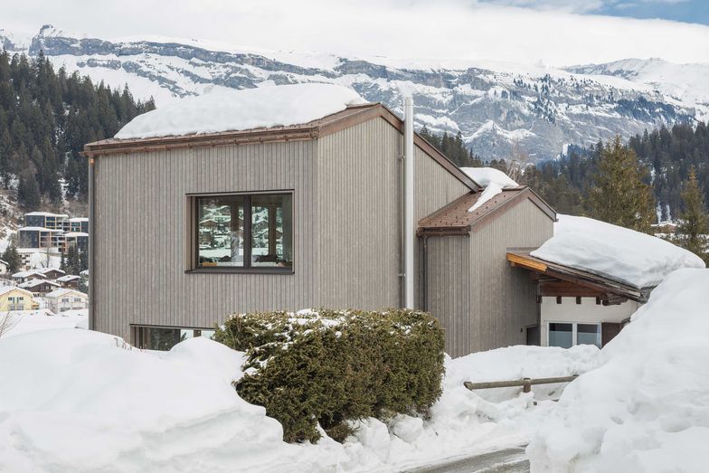 Mit dem Anbau aus Holz ist das Ferienhaus in den Bergen noch attraktiver.