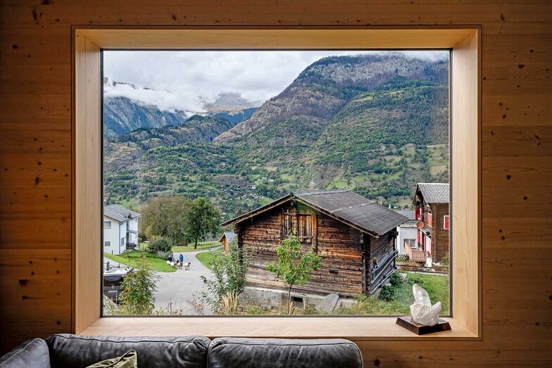 Als betrachte man ein Gemälde mit Dorf und Bergwelt – so wirkt der Blick aus dem neu eingebauten Fenster.