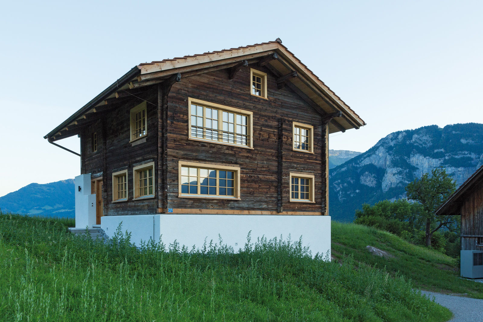 Die neuen Strebenfenster erwecken die 250-jährige Fassade wieder zum Leben.