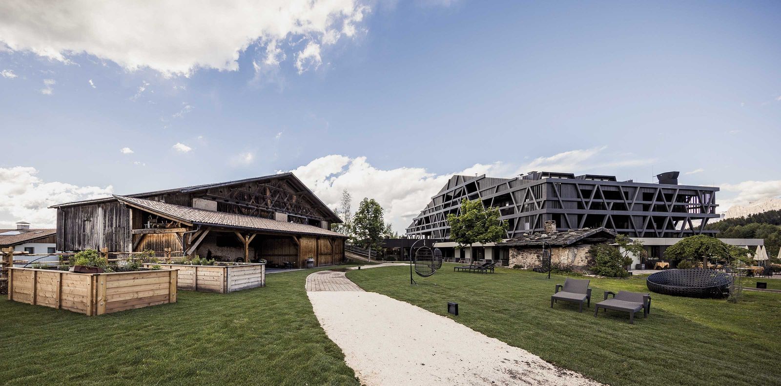 Neue Energie schöpfen Gäste auch in Pfösl's Urkraftoase, einem Kräuter- und Wellnessgarten mit Hochbeeten, einem Atrium im Freien, Naturteich, Kneipp Parcours und Panoramawhirlpool.