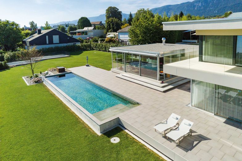 Das Wasser des Schwimmbads ist kristallklar, ohne Chlorgeruch und entspricht nahezu Trinkwasserqualität.