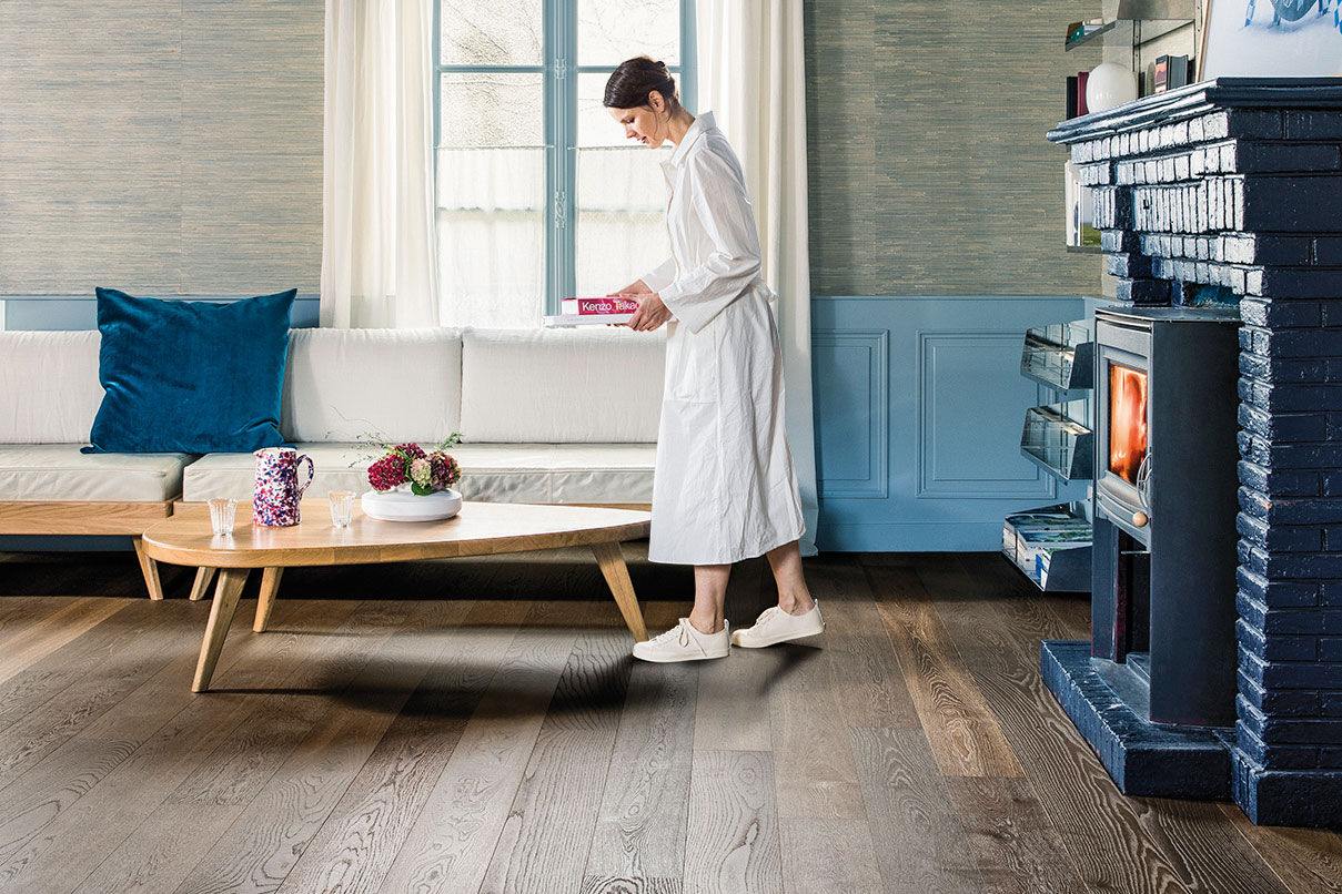 Designerin Gesa Hansen auf «True Colors» Eichenparkett ihrer Pariser Wohnung.