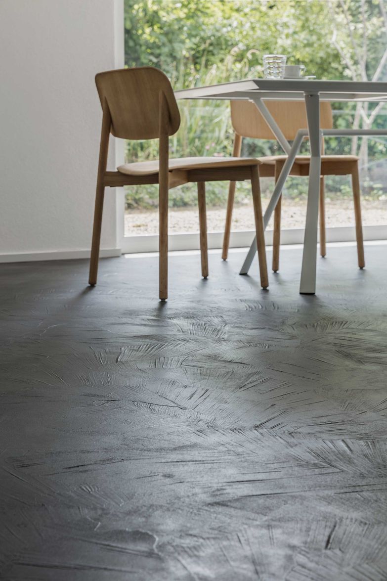 Die A1 Industrieböden AG stimmt im Beratungsgespräch die passende Farbe und Struktur der mineralischen, fugenlosen Bodenbeläge individuell auf das Interieur ab. A1 Industrieböden.