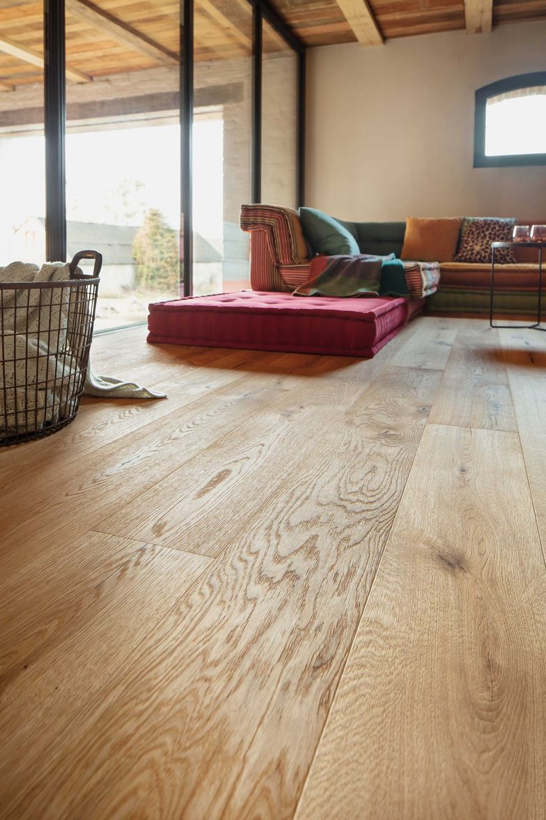 Hochwertiges Eichenholz trifft auf eine sorgfältige Oberflächenbearbeitung: Die Meister-Landhausdielen «Almfeuer» sind ein ehrliches Naturprodukt. Tomwood.