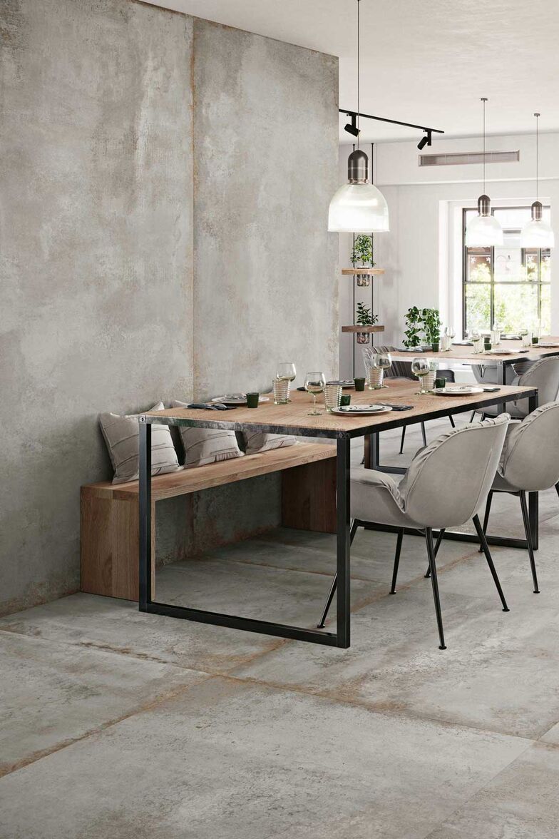 Für eine urban-industrielle Ausstattung der Innenbereiche bietet sich die Serie «Distrito» an. Bei dieser Kollektion werden der Witterung ausgesetzte Metallplatten dargestellt. Sabag Biel/Bienne, www.sabag.ch