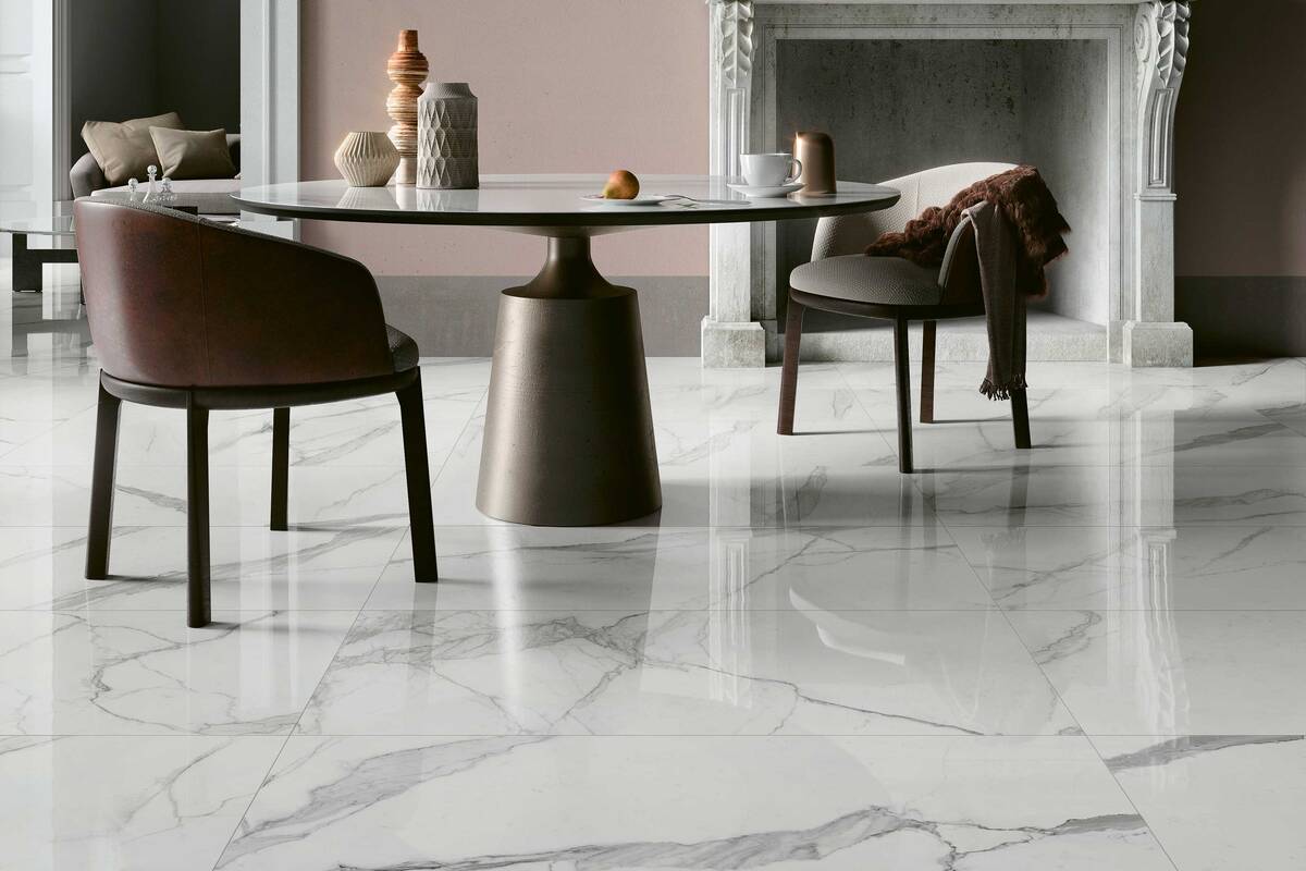Mit der Kollektion «Glamour Marble» bietet der italienische Hersteller Mirage Wand- und Bodenplatten, die die typischen Äderungen und feinen Beschaffenheiten haben, die sonst nur bei echtem Marmor zu finden sind. Richner.