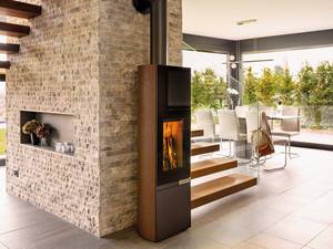 Der «T-TWO STEEL» kann mit dem Skantherm-Elements-System kombiniert werden. Die modulare Systembauweise basiert auf dem Speicherofen und Boxen in zwei unterschiedlichen Längen. Tiba.