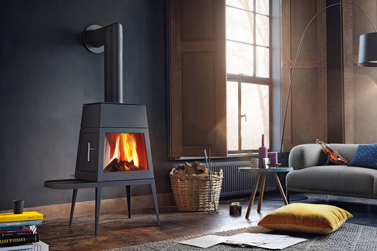 «Shaker» ist ein Entwurf des renommierten Designers Antonio Citterio und ein echter Hingucker. Den Ofen gibt es mit langer oder kurzer Bank. Skantherm.