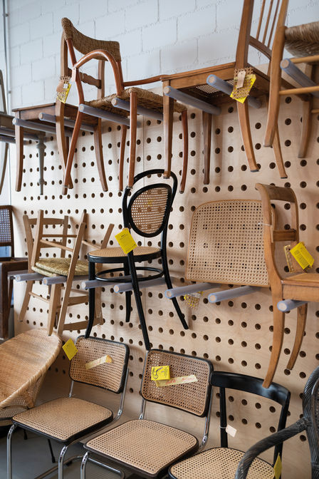 Viele Designklassiker, wie Freischwinger-Stühle von Mies van der Rohe oder Bauhaus-Klassiker mit Rattangeflecht, werden hier repariert.