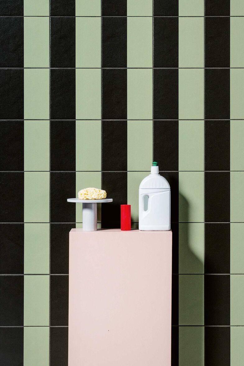 Für die Keramikkollektion von Ceramiche Mutina entwarf die Künstlerin Nathalie Du Pasquier spannende Dessins. Die Fliesen können unterschiedlich miteinander kombiniert werden. Über Sabag AG