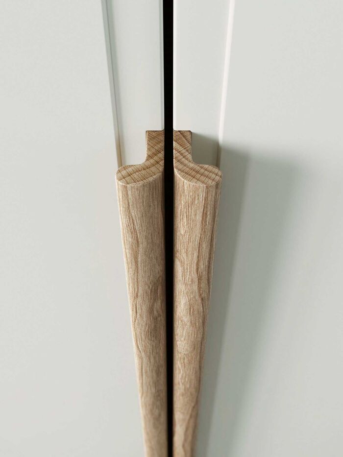 Blickfang sind die 120 cm hohen Griffe aus massiver Eiche. Sie sind mit Wachs behandelt und haben eine angenehme Haptik. Das Design des Schrankes «Lalax» ist minimalistisch und gleichzeitig vielseitig. «Wir wollten eine Garderobe mit Charakter schaffen, die zeitlos ist und in verschiedene Wohnungstypen passt», erklärt Jonas Nordgren, Mitbegründer des Architekturbüros Schauman & Nordgren. A.S.Helsingö, www.helsingo.com