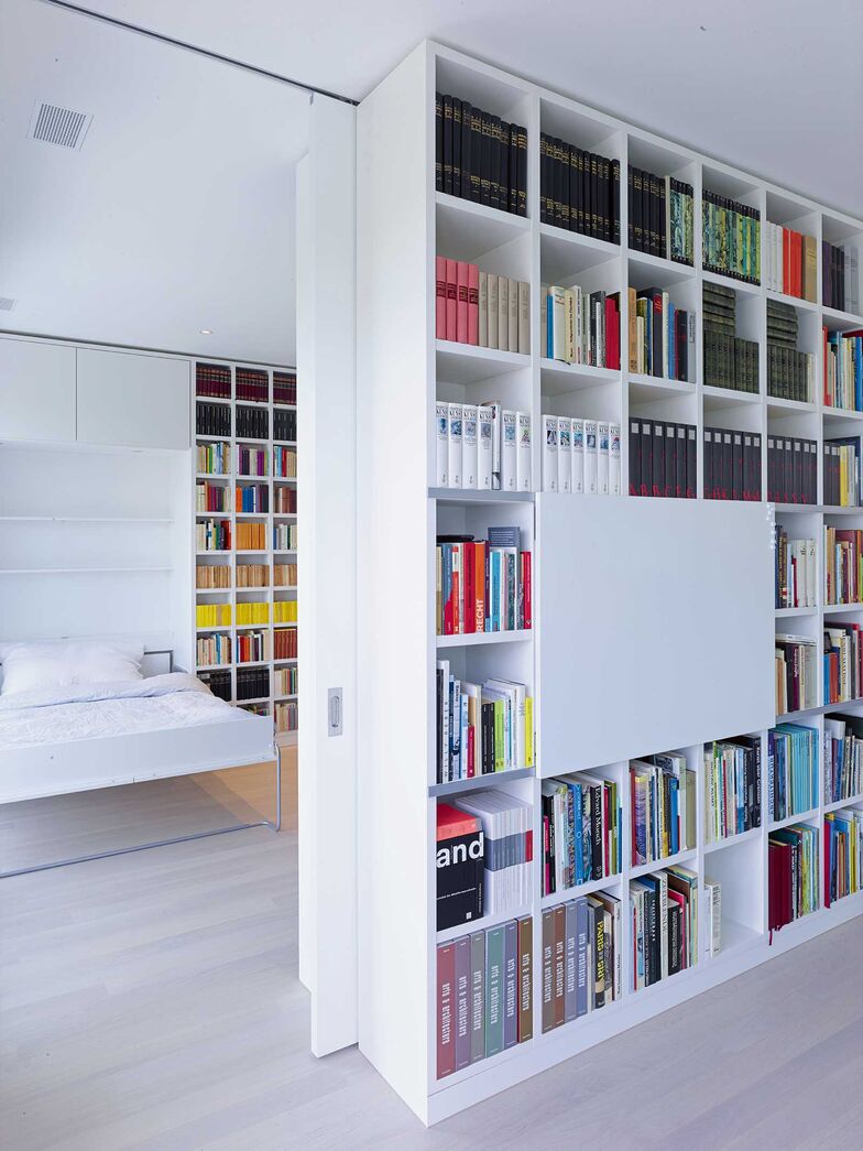 Vom Bett zum Schrank: Perfekt, wenn man kein Gästezimmer hat und trotzdem für spontane Übernachtungsgäste vorbereitet sein will, ist das Klapp-Bett. Alpnach Schränke bietet eine moderne individualisierbare Variante des Klassikers an. Ob Einzel- oder Doppelbett, hoch oder seitlich klappbar – die Schrankbetten sind durch das Zugfedersystem einfach zu bedienen und haben eine integrierte Sicherung, um unbeabsichtigtes Herunterklappen zu verhindern. Praktisch und diskret nimmt das Klappbett nur dann Raum ein, wenn es tatsächlich benutzt wird. 
www.alpnachnorm.ch