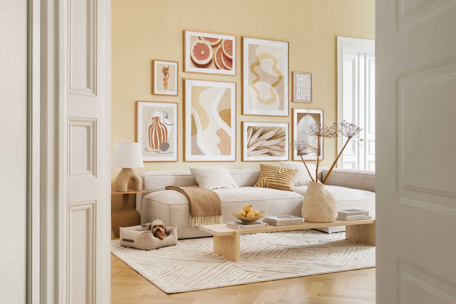 «Ausdrucksstarke Malereien und Illustrationen, kombiniert mit Fotografien in cremigen Beigetönen und warmen Farben», beschreibt Annica Wallin, Executive Creative Director die Kollektion «The New Cosy». www.desenio.ch