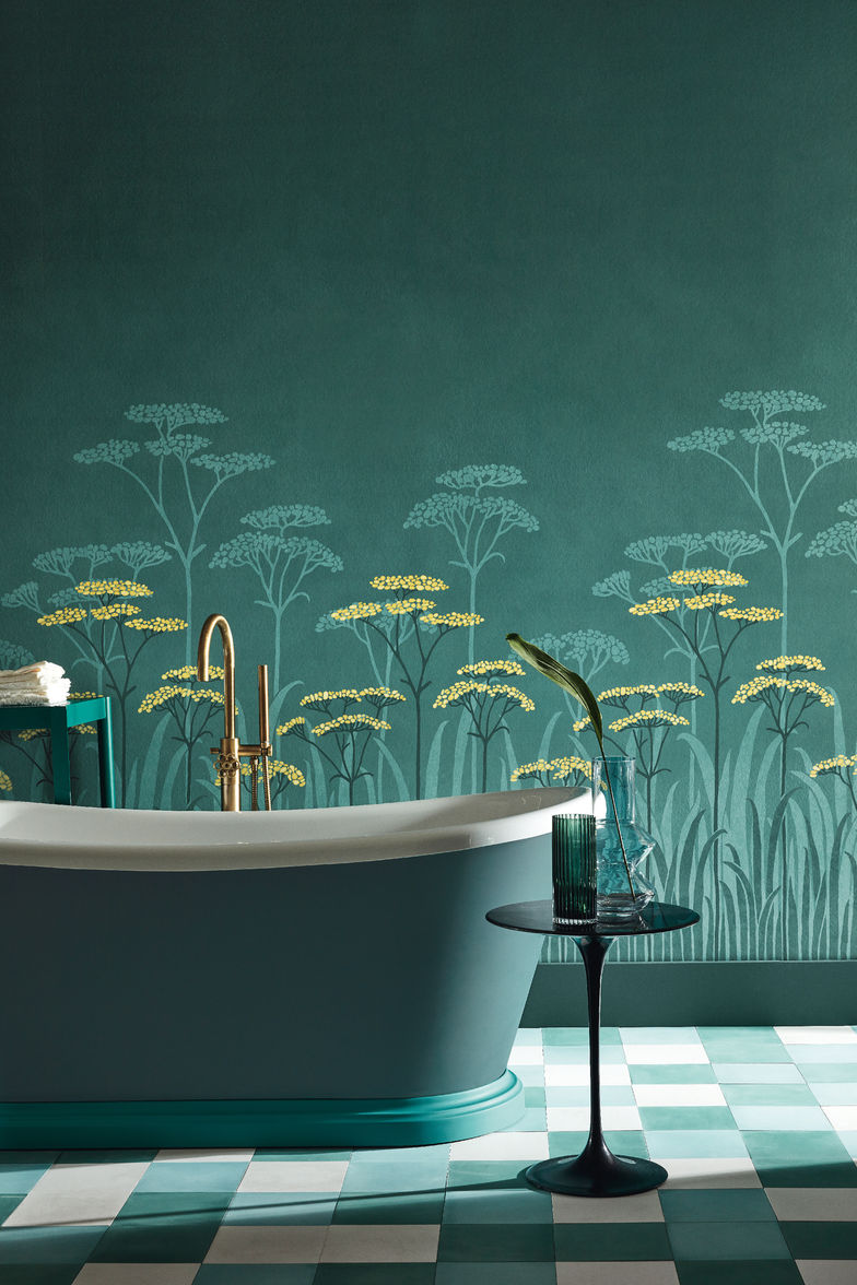 In «Achillea» wurde das Muster einer Bordüre aus dem 20. Jahrhundert aufgenommen. In Farbe und Dessingrösse verändert, zeigt es die Stiele und Blütenköpfe der Schafgarbe. Little Greene.