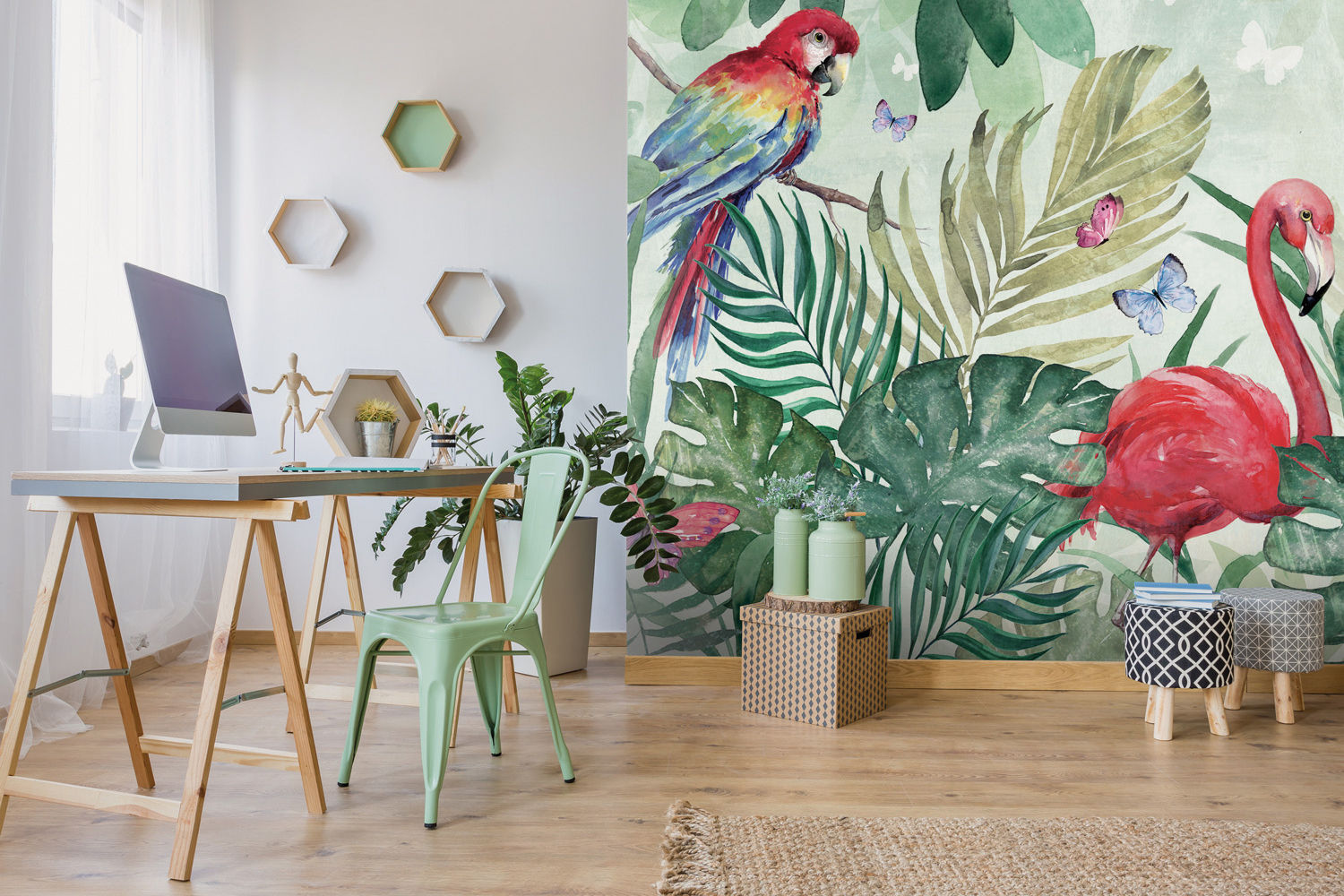 Für tropisches Feeling in den eigenen vier Wänden sorgt die Tapete von Di Brookes, «Tropical Flamingo». Wallsauce.