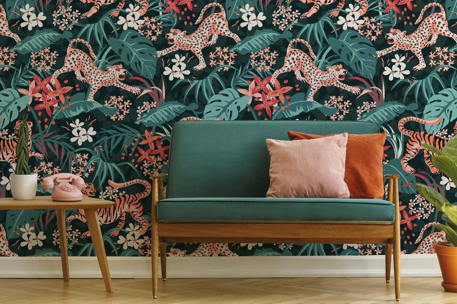 Das orientalisch inspirierte Design ist ein Entwurf der Künstlerin Julia Fonnereau. Es ist in der Option «Peel and Stick» erhältlich, die selbstklebend und somit leicht anzubringen ist. Wallsauce.