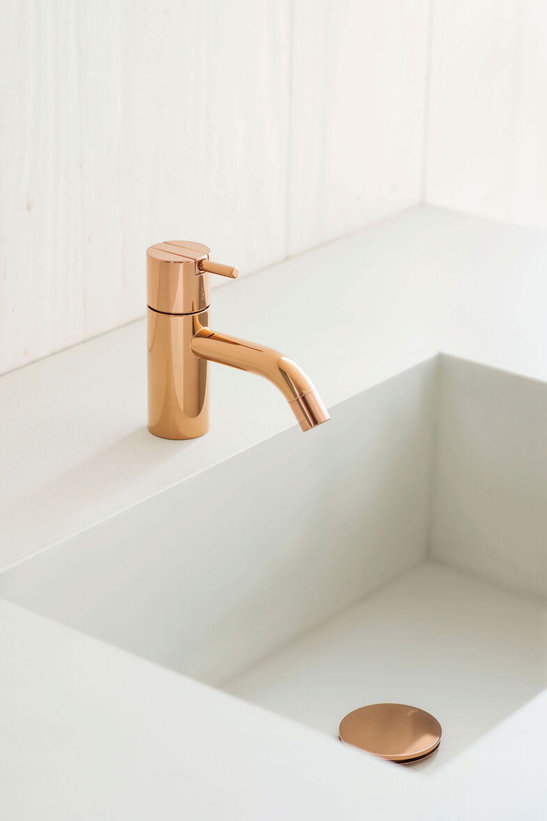 Ein weiterer Klassiker der Armaturengeschichte: Der Waschtischmischer «HV1A63 / C63», hier in der Ausführung Kupfer glanz. Die ersten Vola Armaturen entwarf Arne Jacobsen 1968. Sie wurden zum Ur-Typus und Markenzeichen. Noch heute werden alle Produkte in der Manufaktur des dänischen Traditionsunternehmen gefertigt. Vola.
