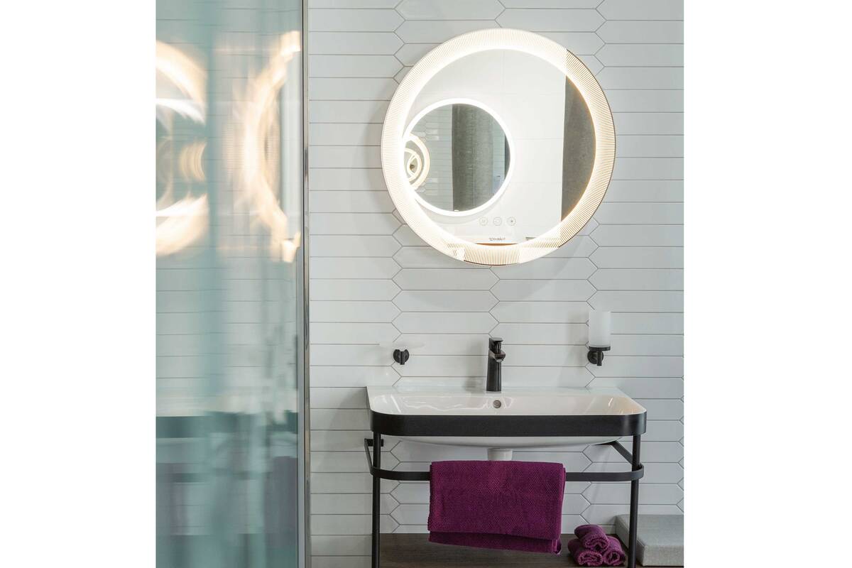 Das edle Steingut «Rosenspitz» bestimmt den Look des Bades. Der Duravit Möbelwaschtisch «Happy D.2 Plus» bringt Modernität hinein. Hug Baustoffe AG.