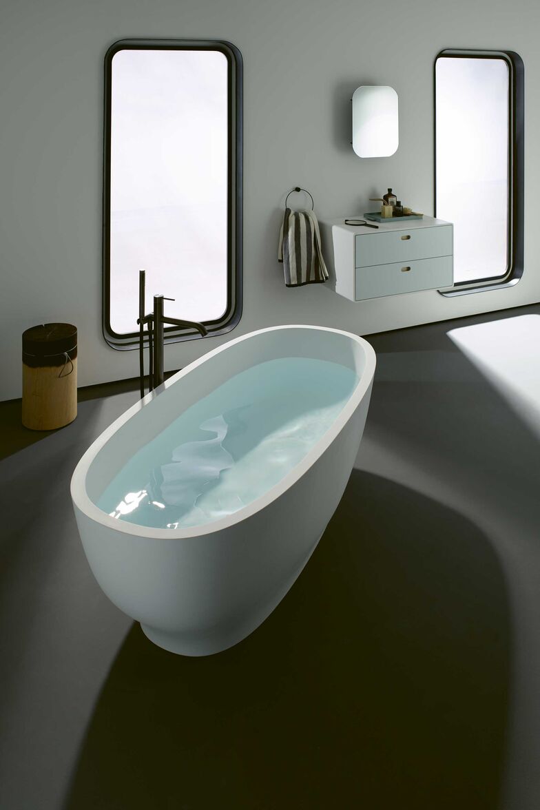 Die Badewanne «Alterna bol» ist aus dem Mineralwerkstoff Solid Surface gefertigt, der sich angenehm samtig anfühlt. Das Weiss und die symmetrische Form passen zu unterschiedlichen Badezimmer-Stilen. Sanitas Troesch AG, www.sanitastroesch.ch