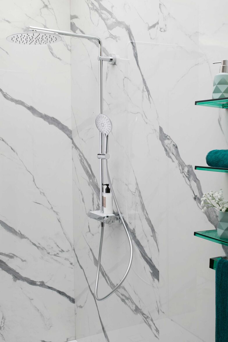 Das Set der thermostatischen Showerstation «Vivid» umfasst je einen thermostatischen Duschenmischer, eine Regenbrause, eine kürzbare, metallene Duschengleitstange mit handlichem Glider sowie eine attraktive Handbrause. www.laufen.ch