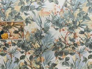 Die floral gemusterten Wandbeläge in Aquarelltönen sind der Hingucker im Bad. Sie erzeugen ein Duscherlebnis, das fast so erholsam ist wie ein Tag Ferien. Sabag Biel/Bienne.
