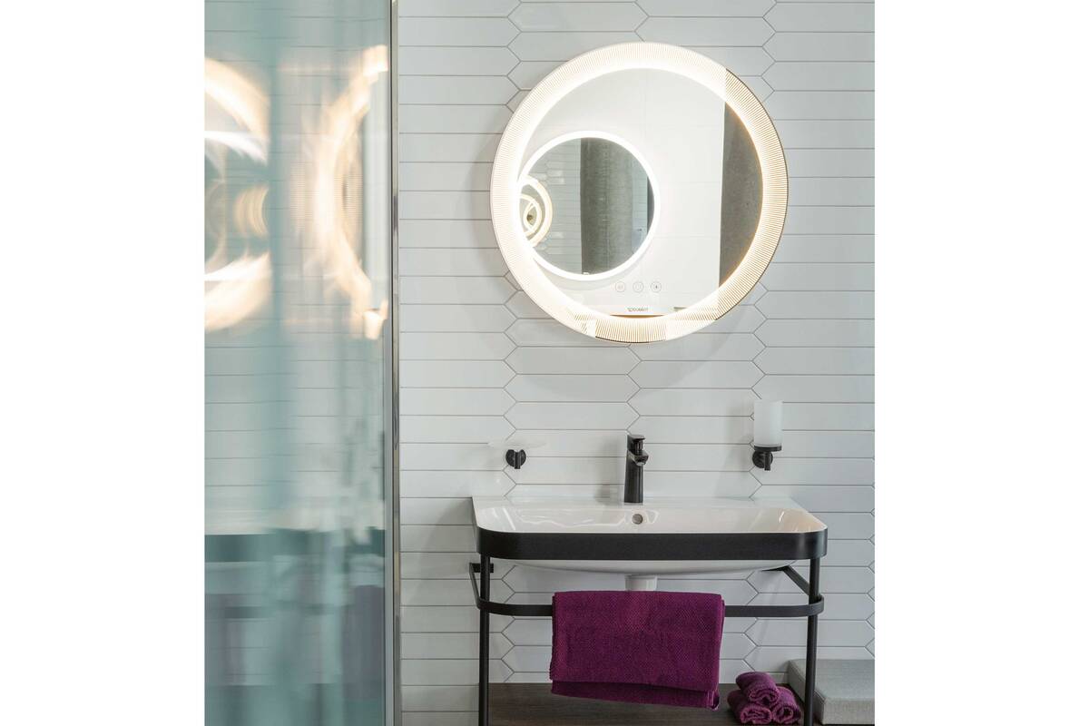 Das edle Steingut «Rosenspitz» bestimmt den Look des Bades. Der Duravit Möbelwaschtisch «Happy D.2 Plus» bringt Modernität hinein. Hug Baustoffe AG.