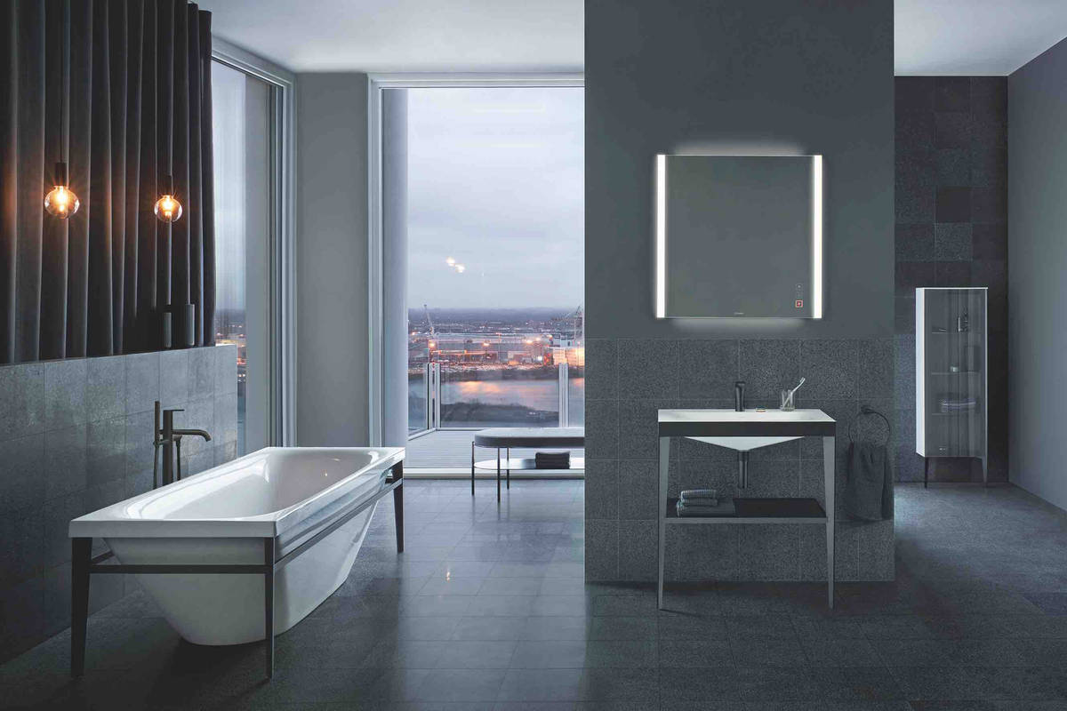 Eine Designlinie voller Gegensätze: Der markante matte Metallrahmen steht in spannendem Kontrast zum geschwungenen glänzenden Acryl. Duravit.