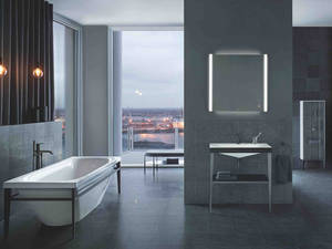 Eine Designlinie voller Gegensätze: Der markante matte Metallrahmen steht in spannendem Kontrast zum geschwungenen glänzenden Acryl. Duravit.