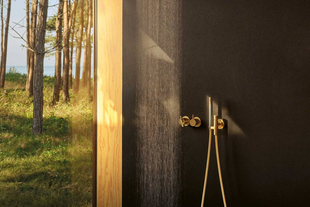 Die Natur draussen im Blickfeld, drinnen ein wohltuend warmer Regen, der sanft aus der Kopfbrause herunterprasselt. Pure Wohltat, Wellness- und Luxusfeeling mit dem «2471-061C70 Duschenmischer» mit Regenbrause in brushed Gold. Vola.