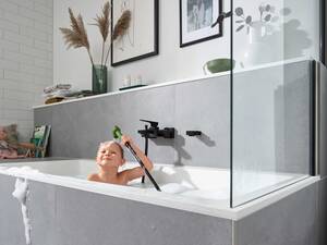 Mit der Kinderbrause MonoRain von Jocolino werden Pflegeprodukte wie Shampoo gezielt ausgespült, damit sie nicht in die Augen gelangen. Das geht dann ganz ohne Tränen ab. hansgrohe / Hansgrohe SE .