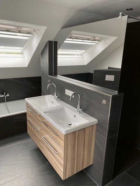 Die Vorwand ist ein verbindendes Element von Waschtisch und Dusche.