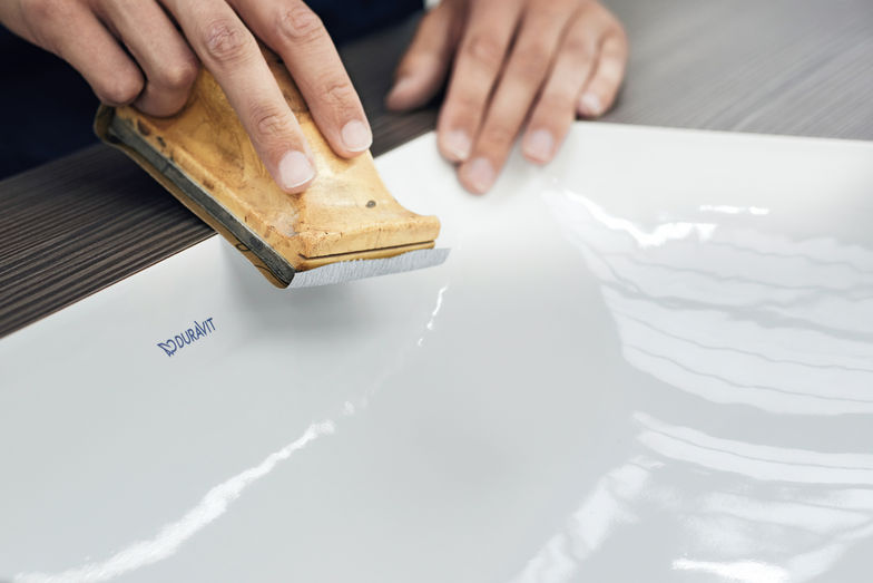 Die Serie «f-bonded» wird abschliessend per Hand verputzt.
