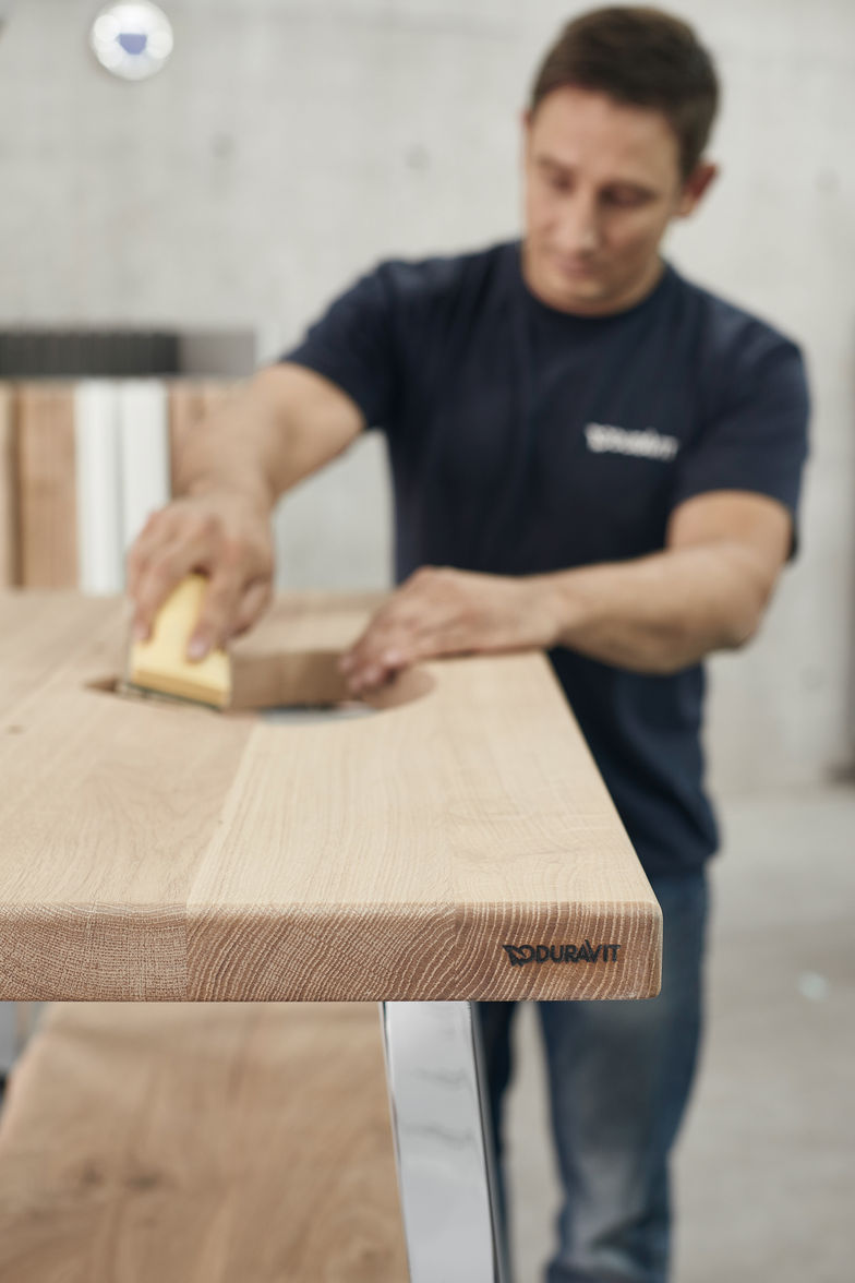 Beim Feintuning erhalten Holzkanten ihren allerletzten Schliff.