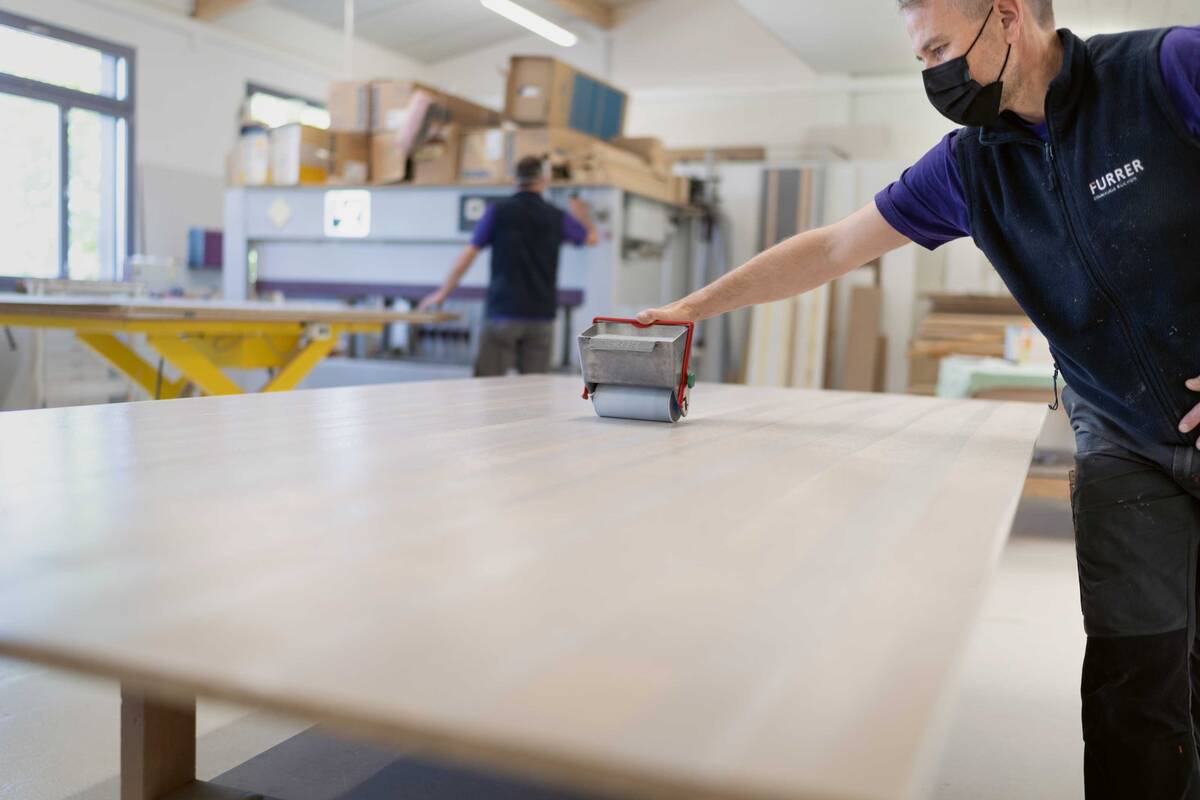 Das Schreinerhandwerk kommt nicht nur bei der Küchenproduktion zum Zug: Neben Küchen stellt das Unternehmen auch massgefertigte Badmöbel, Schränke, Sideboards und Holztische her.