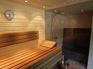 Auch eine heimische Sauna ist eine individuelle Wohlfühloase. Die Wagner Saunabau Holzbau AG realisiert Saunakabinen und -bäder und bietet dabei vom Einbau bis zum Zubehör einen Komplettservice. Wagner Saunabau.