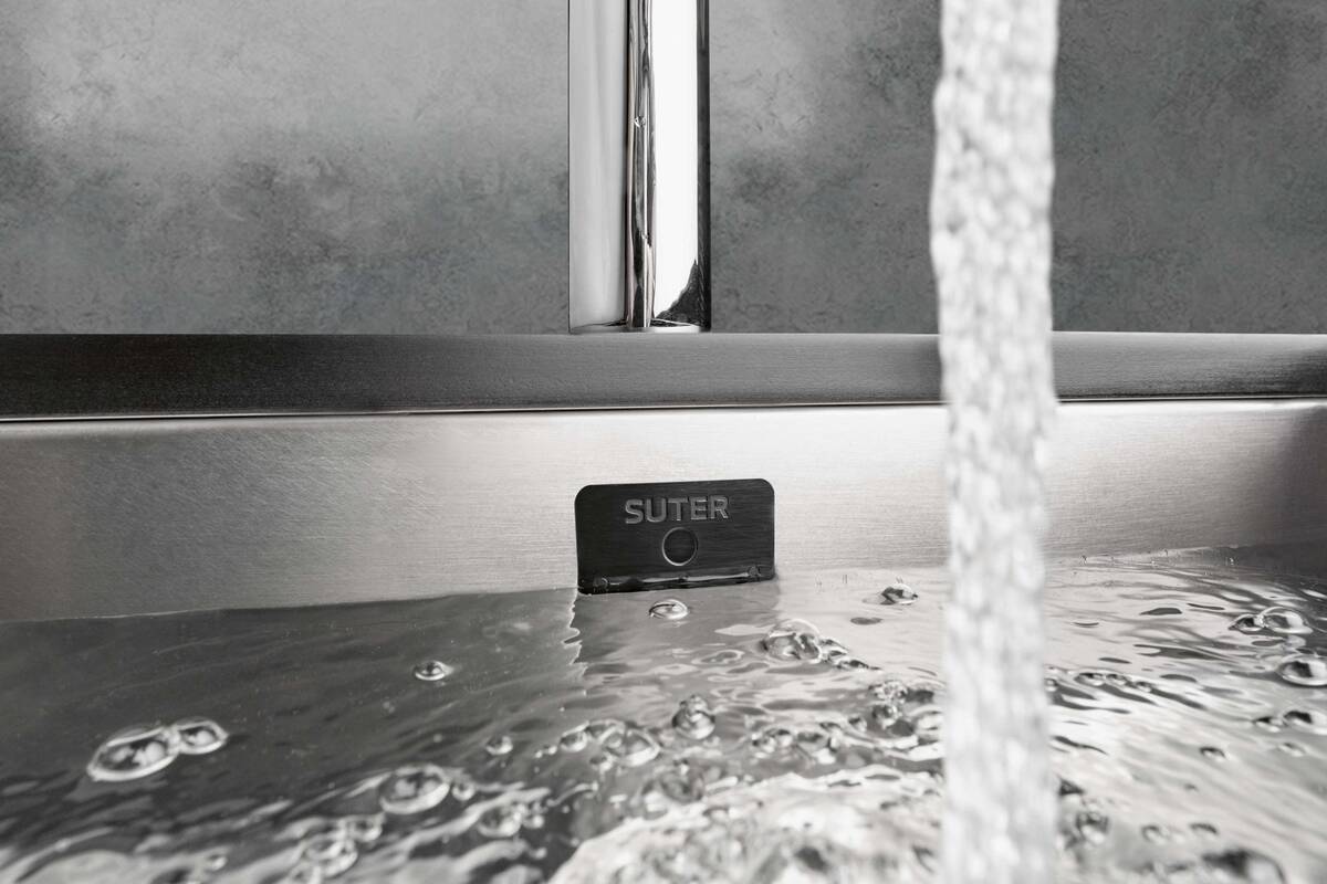 «eFlow» integriert sich fugenlos in die Beckenwand. Der Wasserfüllstand und der Ablauf des Wassers werden durch die «eControl»-Sensorbedieneinheit überwacht und gesteuert: Überschreitet das gestaute Wasser eine definierte Höhe, wird das Ablaufventil automatisch geöffnet. Suter Inox AG.