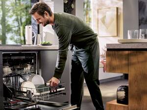 Entgegenkommend: Der «ComfortLift» hebt den Unterkorb auf eine bequeme Arbeitshöhe. Damit wird das Ein- und Ausräumen des Geschirrspülers zu einer rückenfreundlichen Aufgabe. Electrolux.