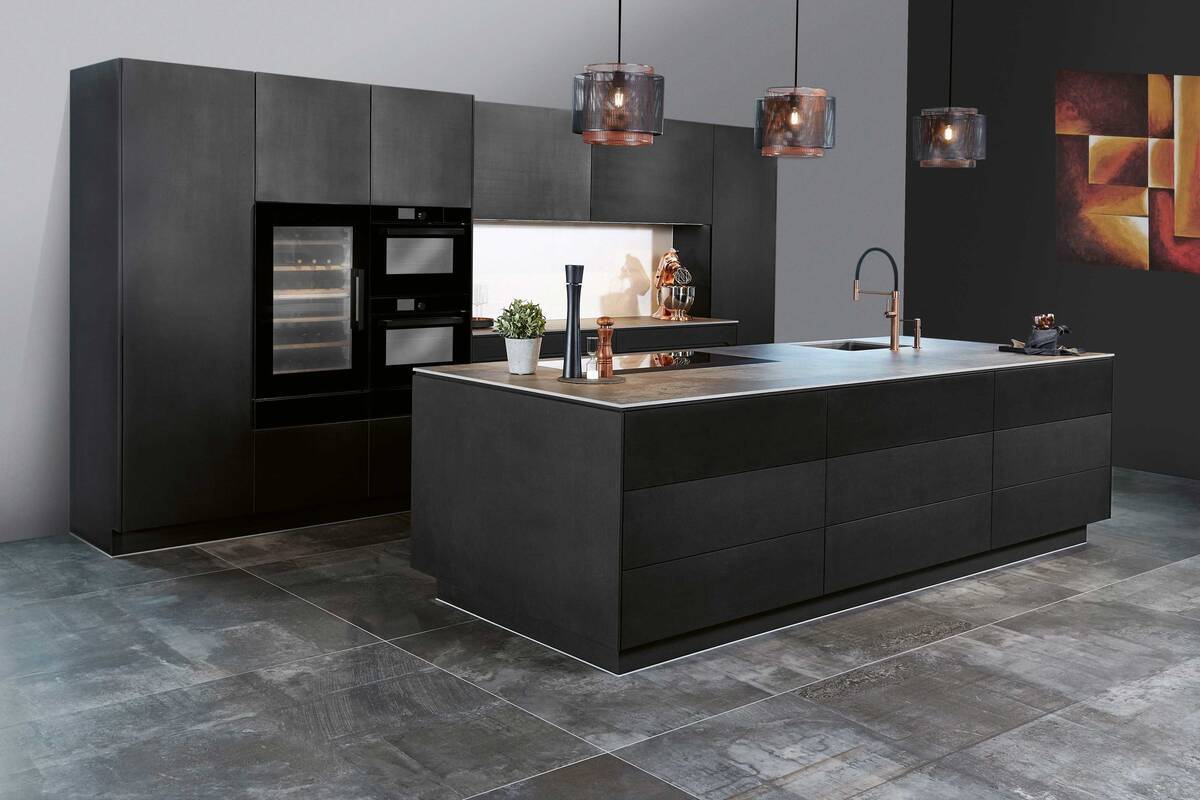 Die Küche beeindruckt durch ihre Grosszügigkeit und eine klare Formensprache. Die Küchenmöbel der Serie «Infinity» werden in Eigenproduktion aus «SWISS-CDF»-Faserplatten hergestellt. Sabag Biel/Bienne.