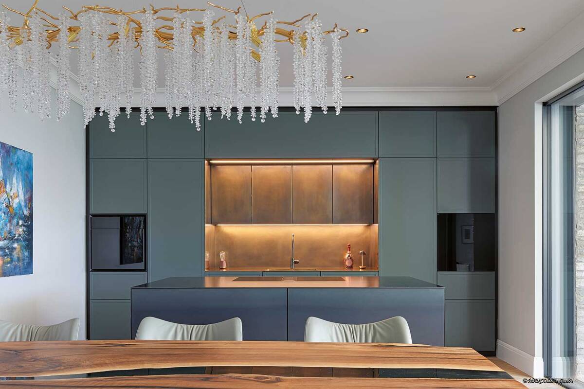 «Verde vivo» heisst diese Küche, die beim Swiss Kitchen Award Gold in der Kategorie «Bester Küchenumbau» gewann.Die durch­gehende Messingrückwand reflektiert das Licht und strahlt eine zeitlose Eleganz aus. Zusammen mit den petrolgrünen Fronten ist die Küche ein luxu­riöser Blickfang. Stuber Team AG.