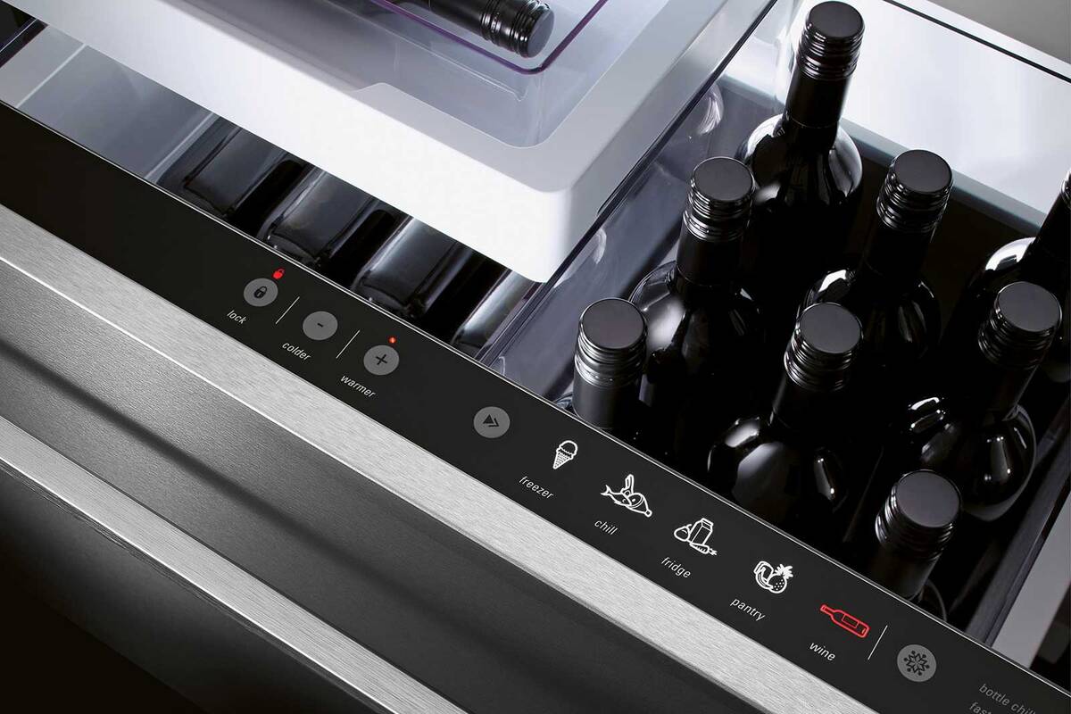 Neu verfügbar bei Merial ist der «CoolDrawer» von Fisher & Paykel. Dabei handelt es sich um eine innovative Aufbewahrungsart für Lebensmittel, denn die Funktion ist per Knopfdruck wählbar: Kühlschrank, Speisekammer, Gefrierschrank, Kühlung und Wein. Merial Vertriebs AG.