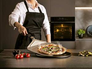 Das Geheimnis für eine richtig gute Pizza ist nicht der Steinofen im Garten – ein knuspriger Boden kann auch mit einem Backofen gelingen, der ordentlich Power hat. Der «Hisense»-Backofen hat eine Maximaltemperatur von 300 Grad und eine zusätzliche Air-Fry-Funktion. Fors AG.