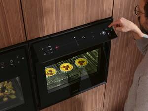 Dank seiner schonend gleichmässigen Dampferzeugung liefert der «Bora X BO» Dampfbackofen perfekte Garergebnisse. Das schwenkbare Display macht die Bedienung noch angenehmer. Suter Inox AG.