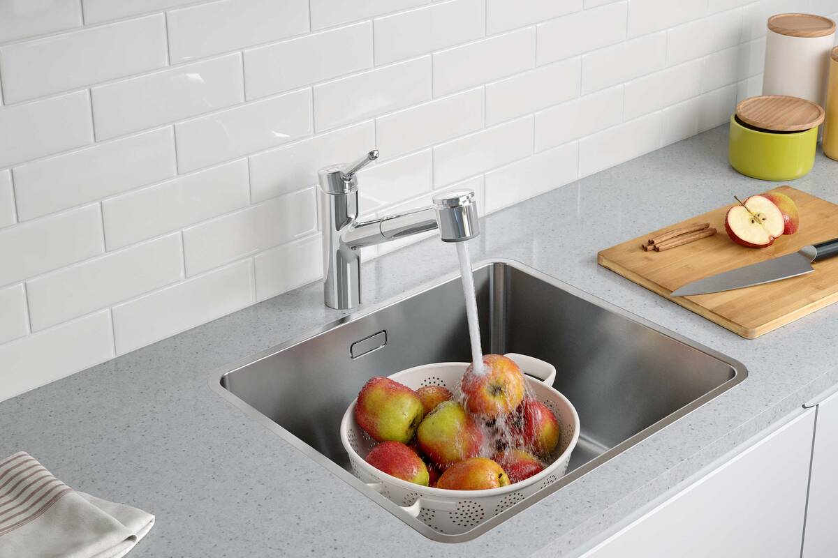 «KWC WAMAS 2.0» gibt es in zwei Varianten: Als Hebelmischer mit Schwenkauslauf 160° sowie als 130° schwenkbaren Hebelmischer mit bis zu 60 cm ausziehbarer Auszugsbrause. Damit ist er eine praktische Hilfe beim Spülen und Rüsten. KWC Group AG.