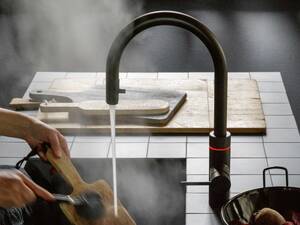 Neben warmem, kaltem und kochendem Wasser kann der «Flex» auch gekühltes sprudelndes und stilles Wasser über den praktischen, biegsamen Zugauslauf aus-geben. Quooker Schweiz AG.