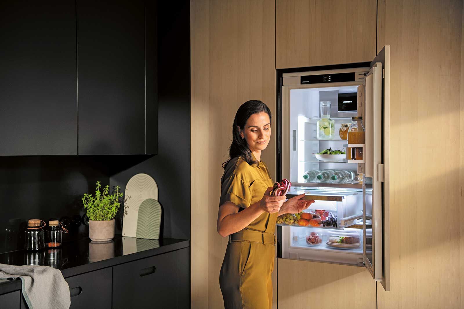 Für eine optimale Lagerung von Lebensmitteln ist nicht nur die Temperatur entscheidend sondern auch die Luftfeuchtigkeit. Auf diesem Prinzip fusst die «BioFresh»-Technologie von Liebherr. Ihre Kühl- und Gefrierkombination ist auf die jeweilige Lebensmittelkategorie abgestimmt und unterstützt die Haltbarkeit. ­Liebherr AG.