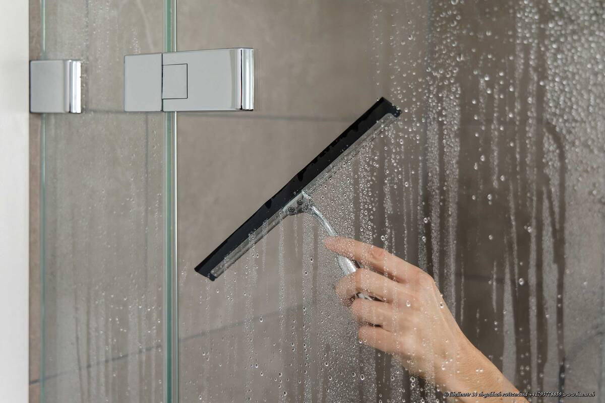 Die dauerhafte Glasveredelung «KermiDURA» lässt das Wasser flächig ablaufen und vereinfacht die Reinigung wesentlich. Arbonia Solutions AG.