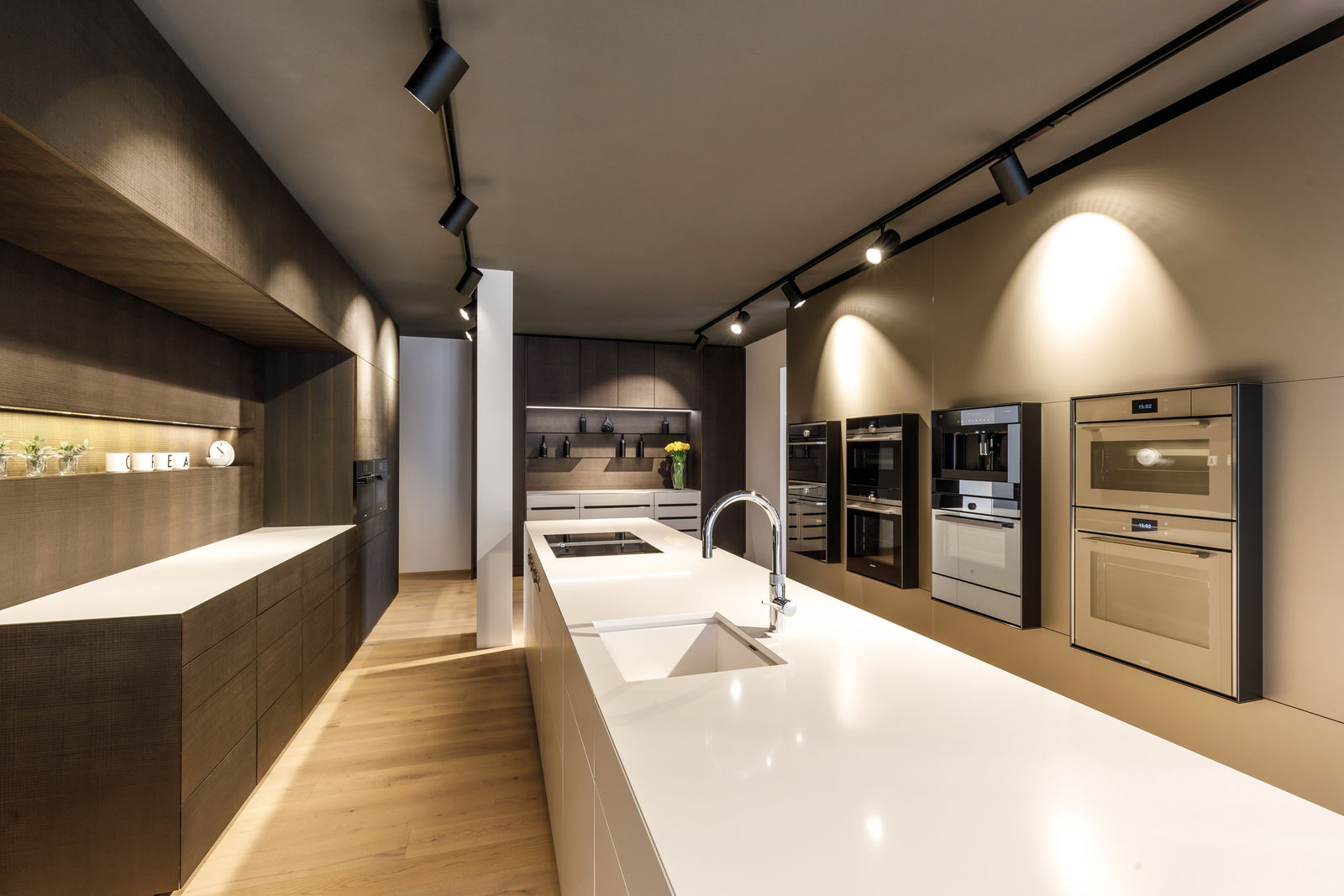 Bei Orea verschmelzen Raum und Küche in ein ganzheitliches Raumkonzept. Die Kombination aller Elemente im Raum erzeugen eine persönliche Atmosphäre.