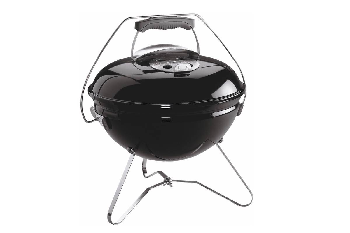Der Holzkohlegrill Smokey Joe Premium ist dank Griff gut zu transportieren. Ab zum Grill-Picknick. Do it + Garden.